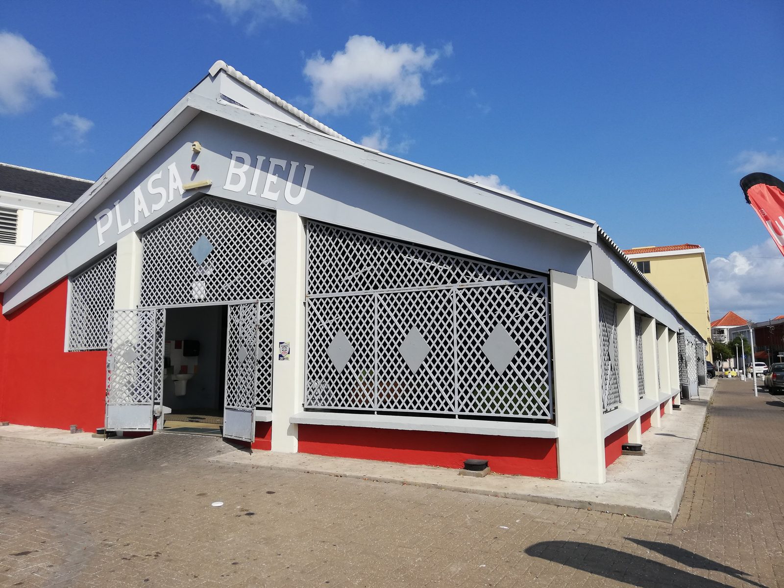 Plasa Bieu, the local food hall in Willemstad
