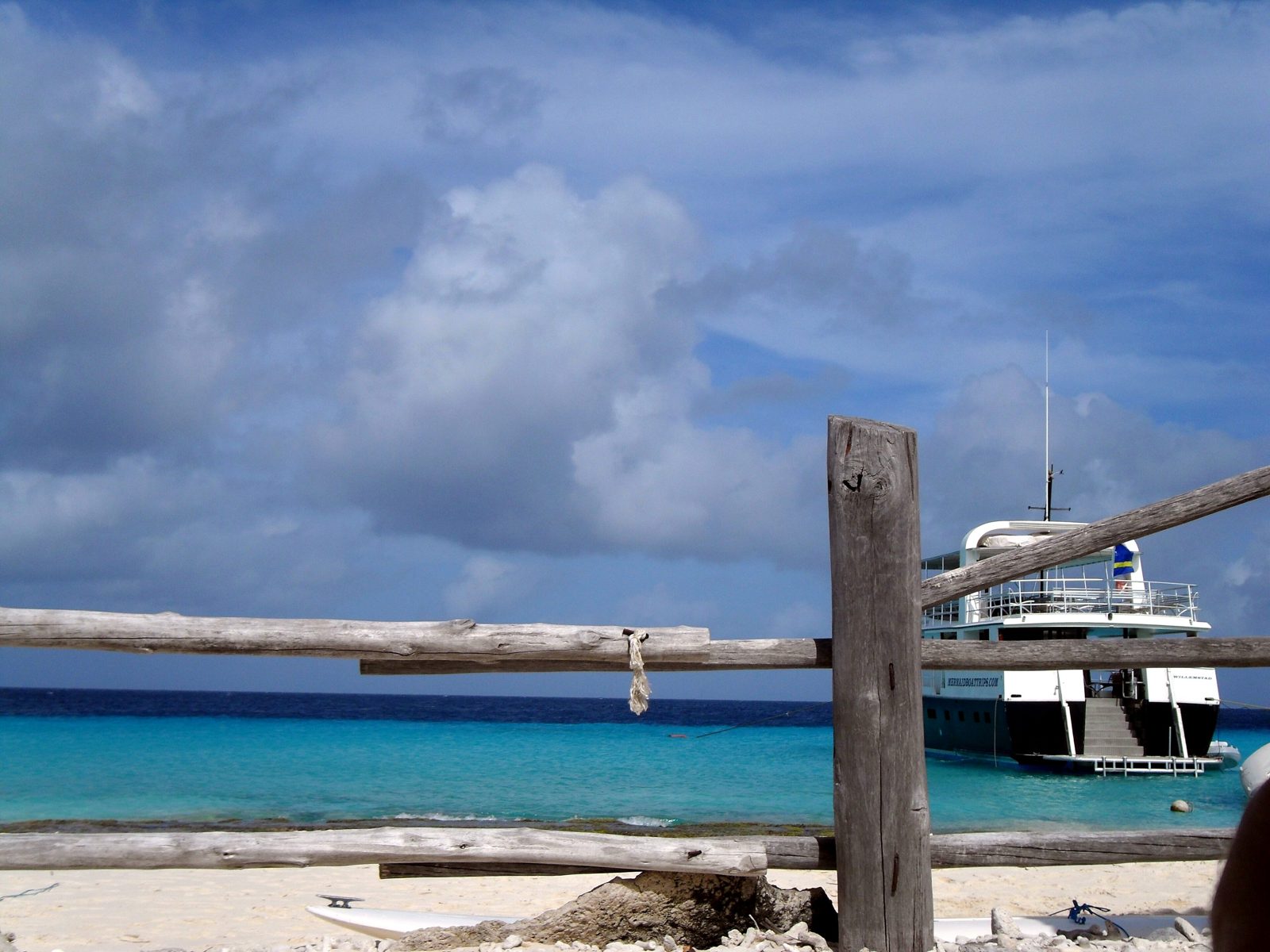 White sand and clear water on Klein Curaçao