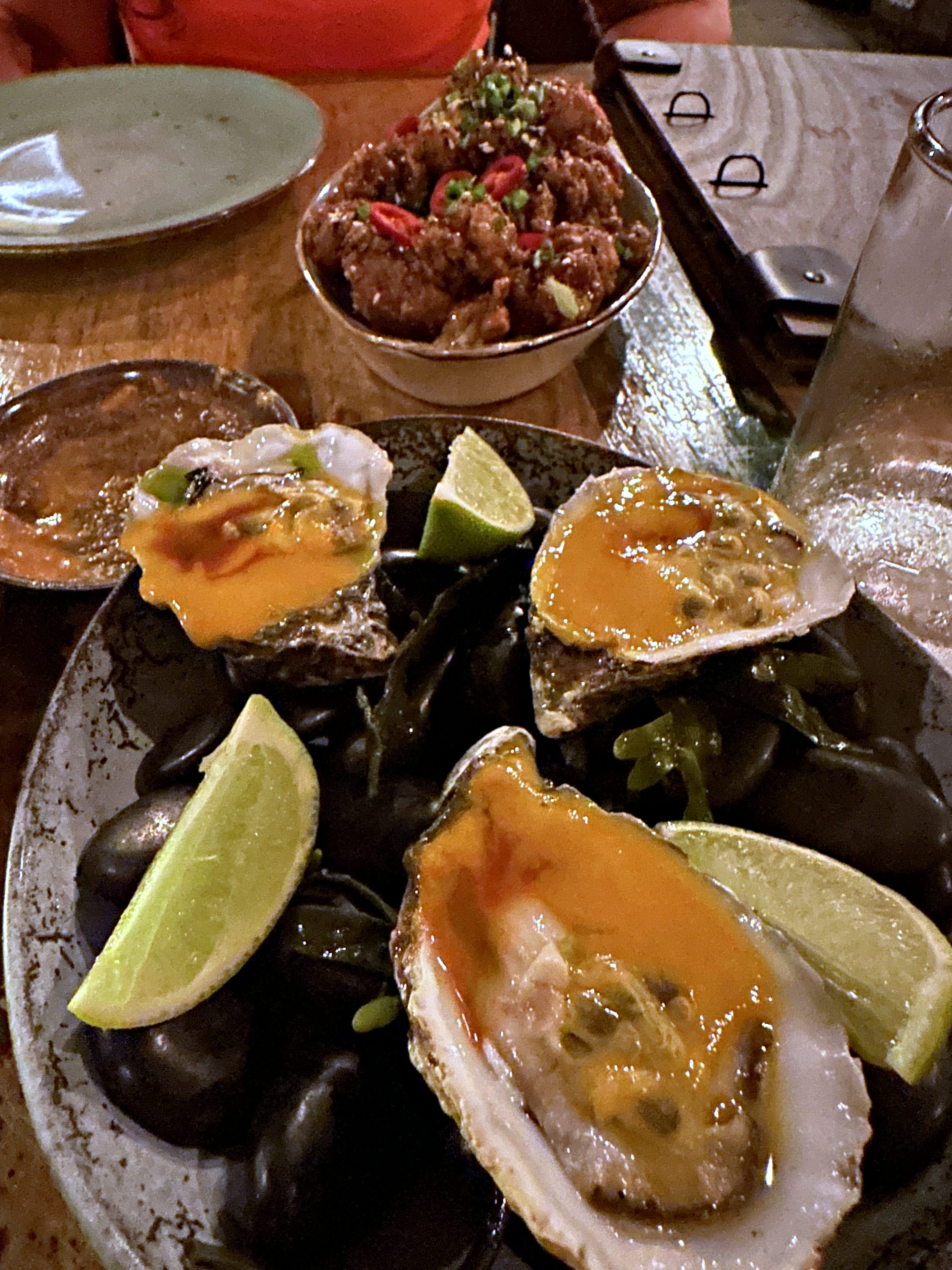 Fresh oysters with lime on a platter